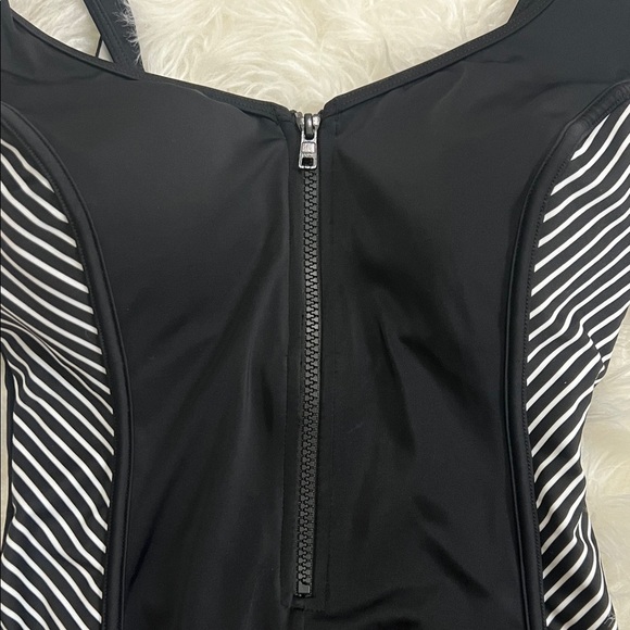 Reebok Black and White Striped One-Piece Swimsuit Size 8 - Picture 3 of 6